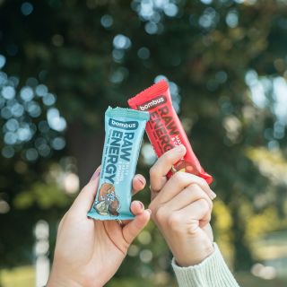 💥 Máte radši slaný karamel, nebo mango s kešu? U nás nemusíte vybírat – BOMBUS RAW ENERGY má příchuť pro každého! 🙌 🍫 Salt...