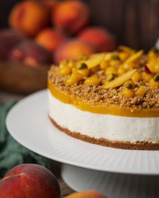 Dnes pro vás máme recept na luxusní krémový cheesecake s bílou čokoládou, šťavnatou broskvovou vrstvou a křupavým...