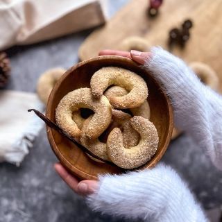 Vanilkové rohlíčky jsou jedny z nejoblíbenějších vánočních klasik. Připravili jsme si pro vás na ně recept. 🎄 Rohlíčky...