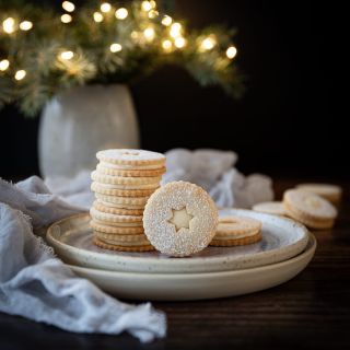 Citronové linecké 🍋 Budete potřebovat: 270g hladké mouky 60g mandlové mouky 💛 200g másla 🧈 100g cukru moučka Kůra z 1 bio...