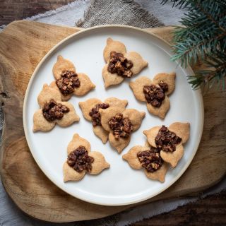 Javorovo-pekanové cukroví 💛 Budete potřebovat: - 300g celozrnné špaldové jemně mleté mouky (Pernerka) - 200g másla 🧈 - 80g...