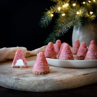 🍓🥥 Jahodovo-kokosové úlky (nepečené). Pokud patříte mezi milovníky nepečeného cukroví, tenhle recept si zamilujete. Tyto...