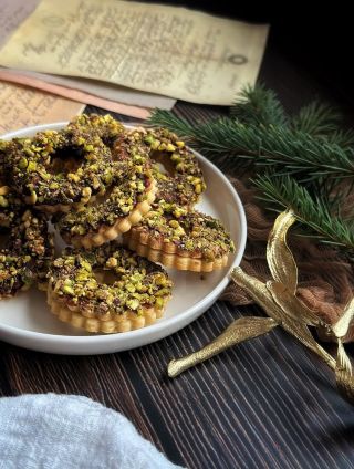 🍪 Linecká kolečka s pistáciemi Jemné linecké těsto, vrstva marmelády, čokoládová poleva a křupavé pistácie 💚 Klasika,...